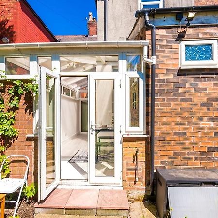 Large 4 Bedroom Home With Free Parking Near Mediacityuk Manchester Dış mekan fotoğraf