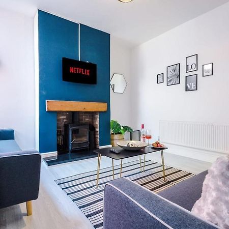 Large 4 Bedroom Home With Free Parking Near Mediacityuk Manchester Dış mekan fotoğraf
