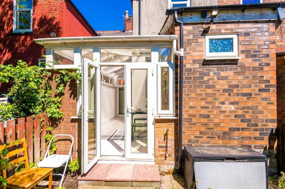 Large 4 Bedroom Home With Free Parking Near Mediacityuk Manchester Dış mekan fotoğraf