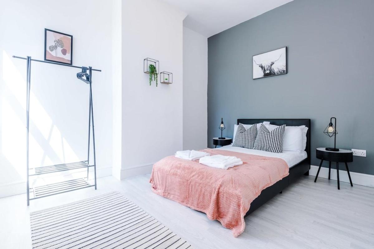 Large 4 Bedroom Home With Free Parking Near Mediacityuk Manchester Dış mekan fotoğraf