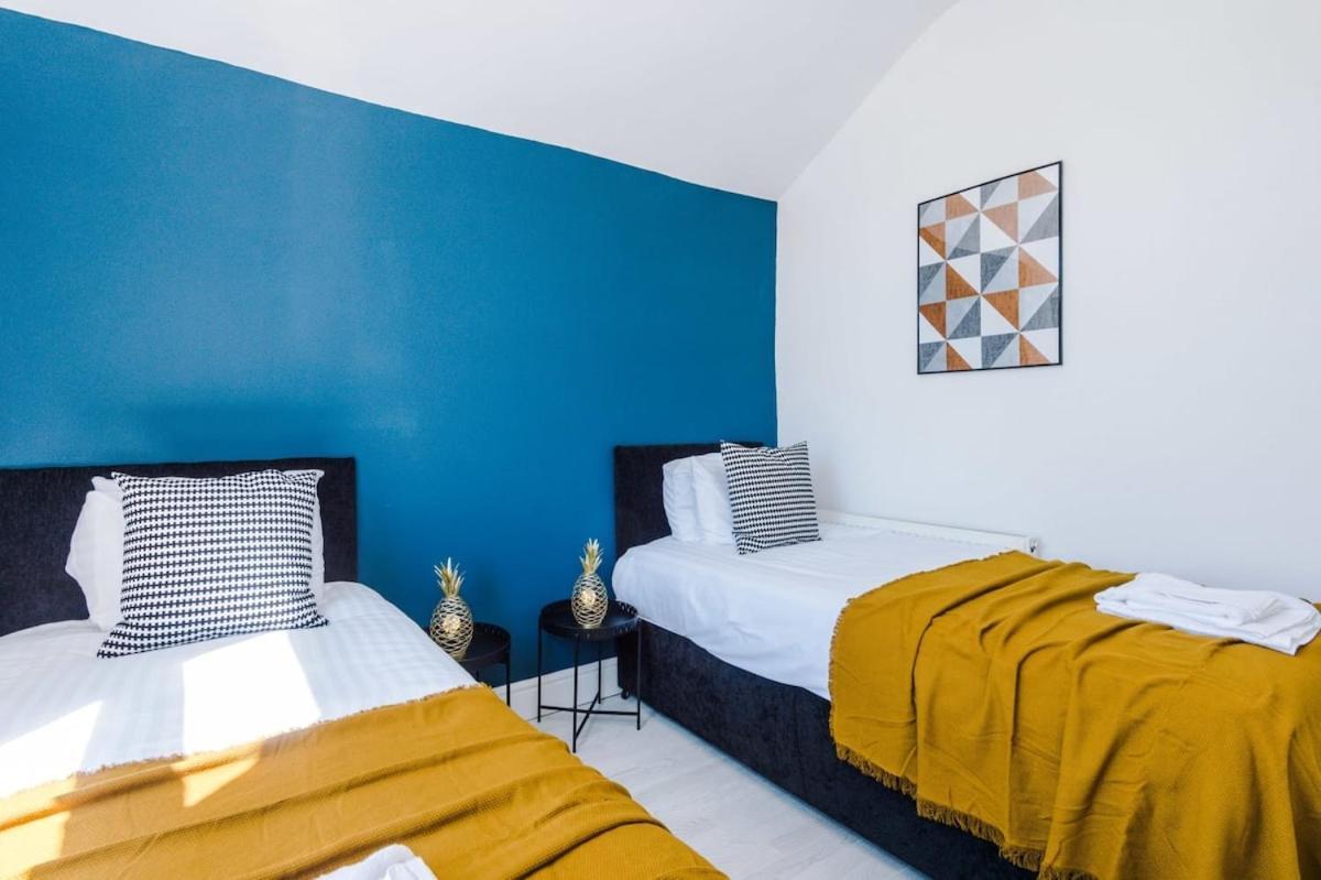 Large 4 Bedroom Home With Free Parking Near Mediacityuk Manchester Dış mekan fotoğraf