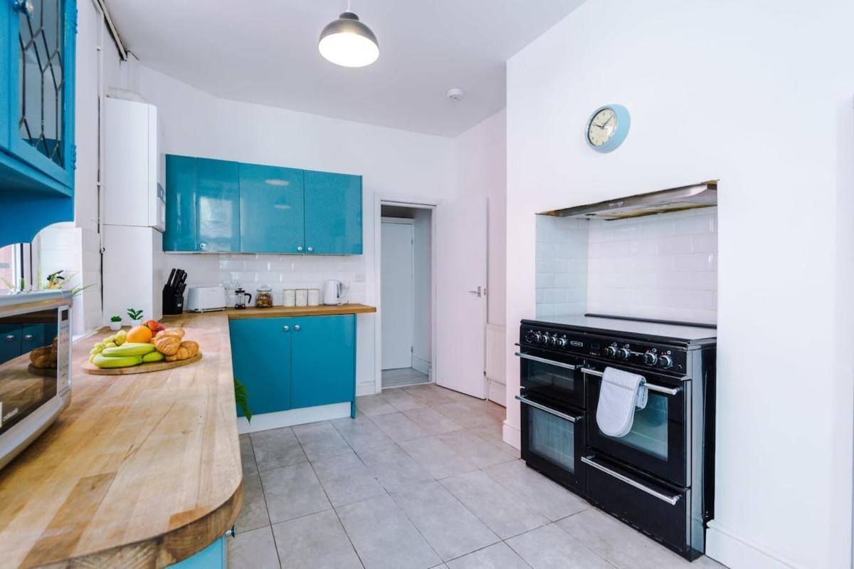 Large 4 Bedroom Home With Free Parking Near Mediacityuk Manchester Dış mekan fotoğraf