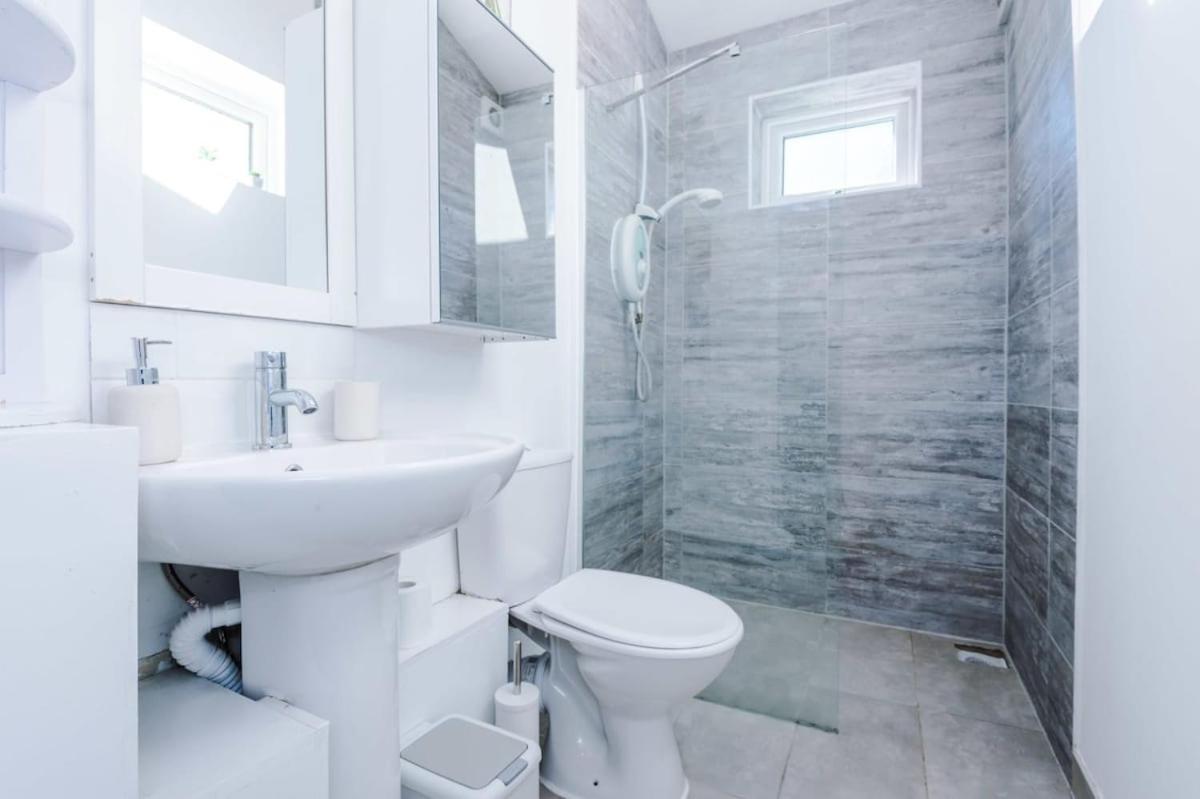 Large 4 Bedroom Home With Free Parking Near Mediacityuk Manchester Dış mekan fotoğraf