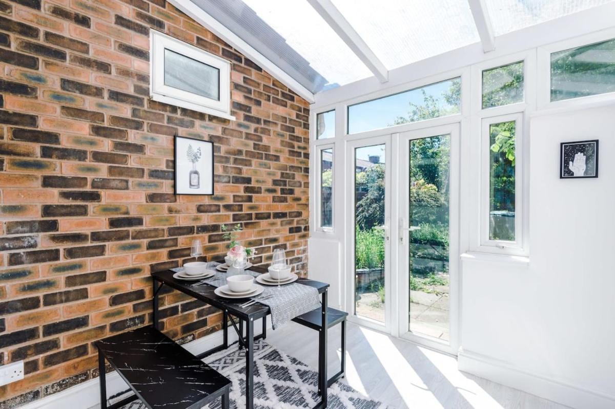 Large 4 Bedroom Home With Free Parking Near Mediacityuk Manchester Dış mekan fotoğraf