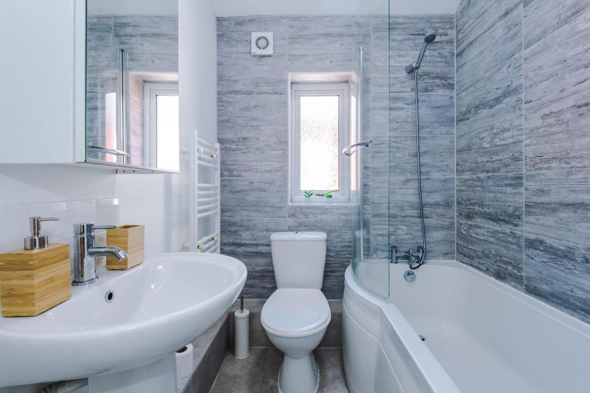 Large 4 Bedroom Home With Free Parking Near Mediacityuk Manchester Dış mekan fotoğraf